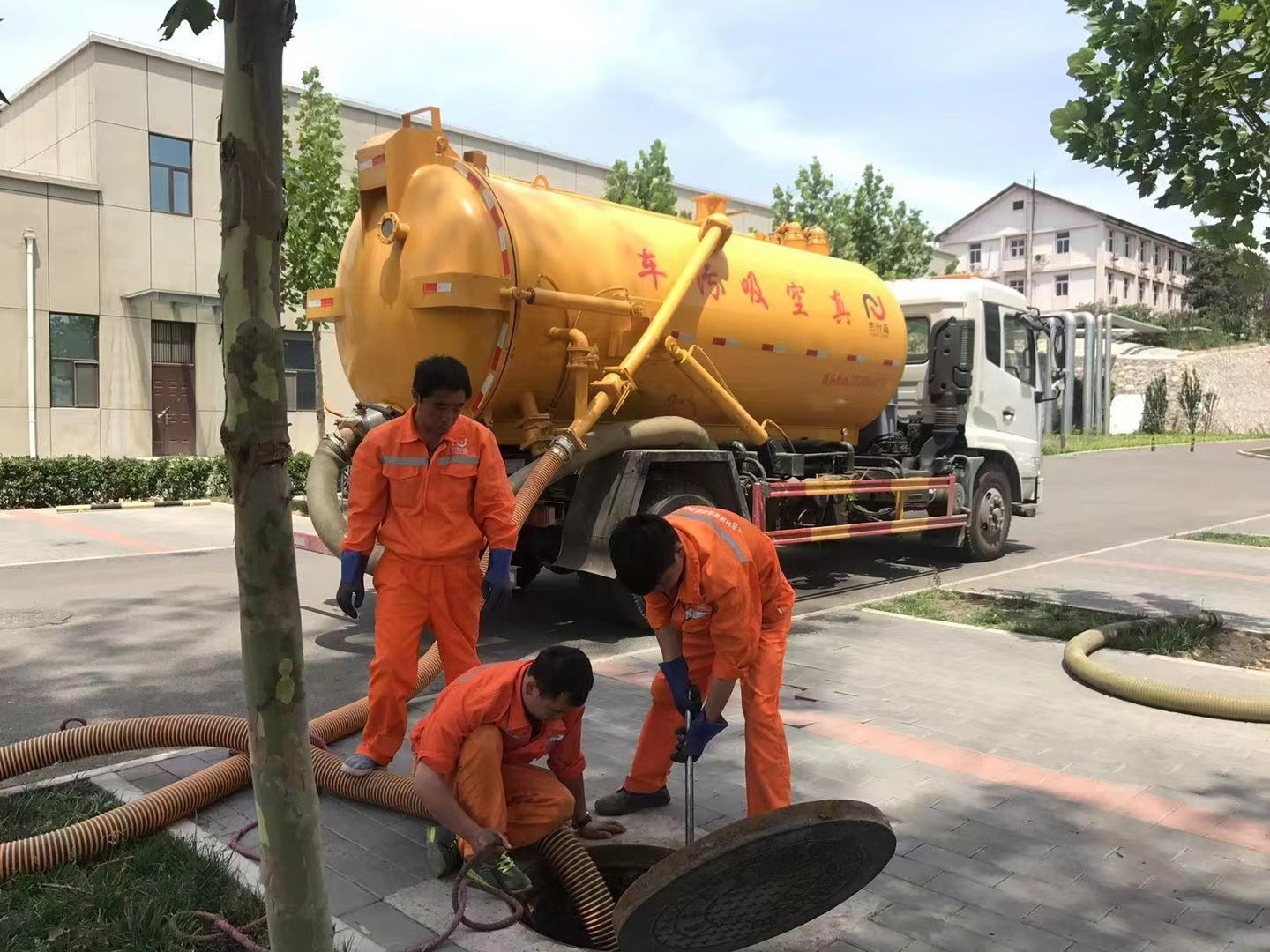 万年管道疏通车停在窨井附近