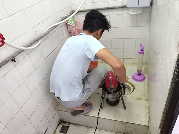 万年管道堵塞冒臭气 专业师傅现场解决问题