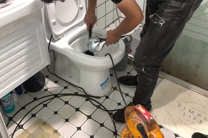 万年马桶堵塞自己疏通还是找师傅？专业上门服务让你省时更省心