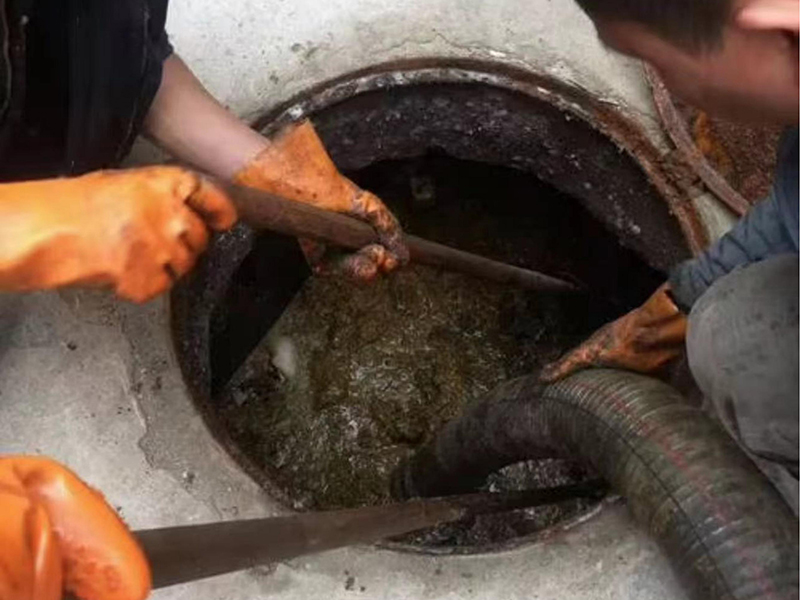 万年清理化粪池时如何避免沼气的危害？